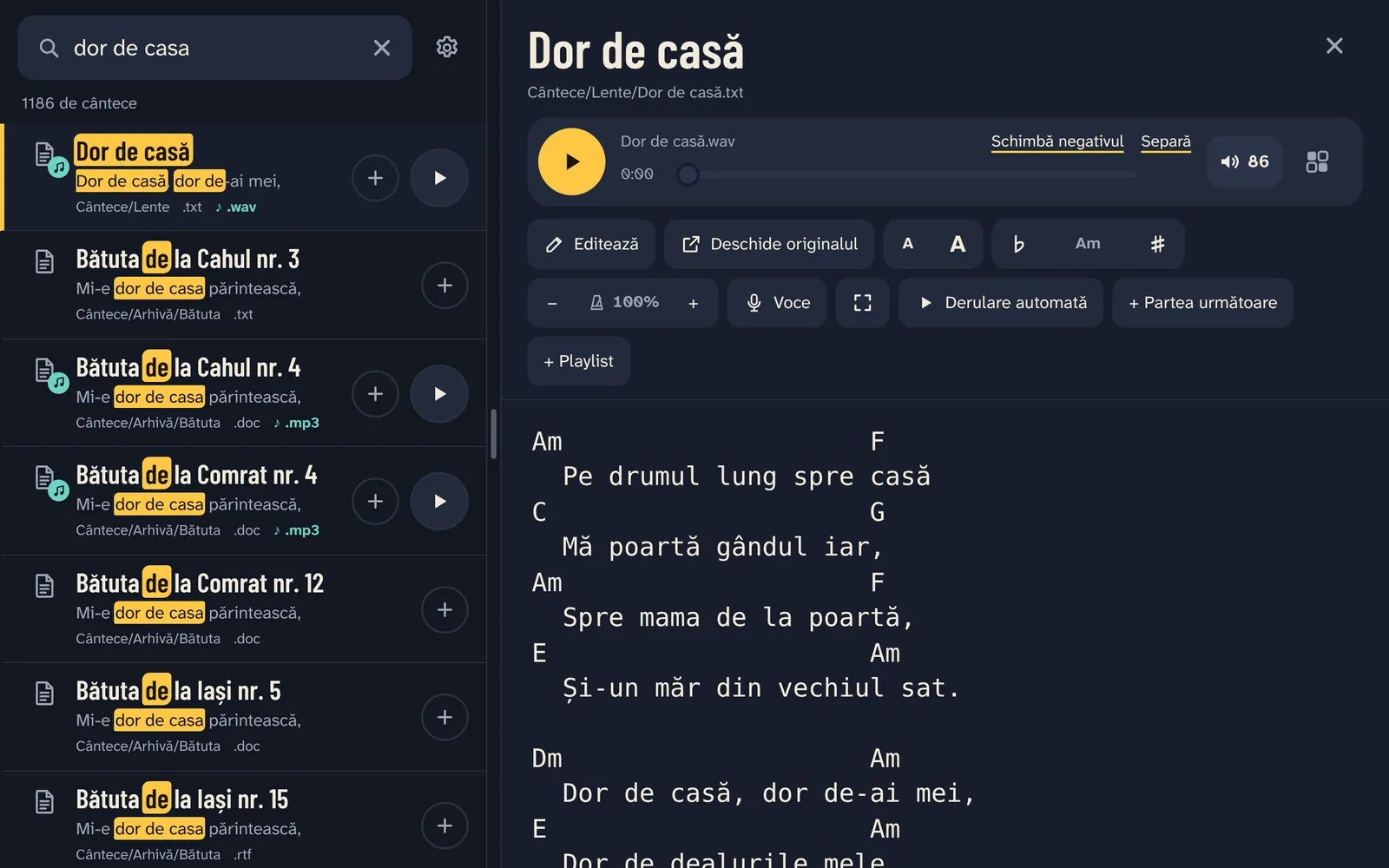 Căutarea „dor de casa” găsește cântecele în titlu sau în versuri; cântecul se deschide lângă listă.